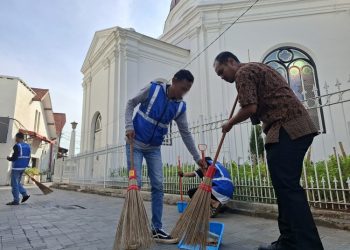 Balai Pemasyarakatan (Bapas) Kelas I Semarang menggelar aksi sosial kerja bakti di kawasan GPIB Immanuel (Gereja Blenduk) di Kota Lama Semarang yang melibatkan klien pemasyarakatan dan pegawai Bapas. (Dok. Bapas Semarang/Harianmuria.com)
