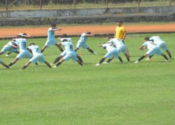 Para pemain Persekap U-15 mengikuti instruksi pelatih dalam sesi latihan di Stadion Widya Manggala Krida, Kedungwuni, Kabupaten Pekalongan, Minggu, 29 Juni 2025. (Fahri Akbar/Harianmuria.com)