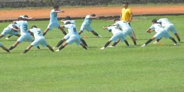 Para pemain Persekap U-15 mengikuti instruksi pelatih dalam sesi latihan di Stadion Widya Manggala Krida, Kedungwuni, Kabupaten Pekalongan, Minggu, 29 Juni 2025. (Fahri Akbar/Harianmuria.com)