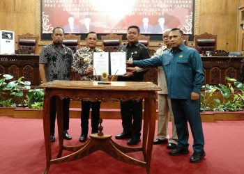 Pimpinan DPRD Pati dan Bupati Pati Sudewo usai penandatanganan Raperda RPJMD Kabupaten Pati pada Selasa, 10 Juni 2025. (Setyo Nugroho/Harianmuria.com)