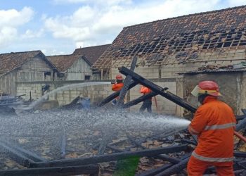 Penanganan kebakaran oleh tim Pos Pemadam Kebakaran Cepu di Desa Kalen, Kecamatan Kedungtuban, Blora pada awal Februari 2025. (Dok. Satpol PP dan Damkar Blora/Harianmuria.com)