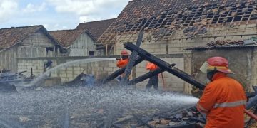 Penanganan kebakaran oleh tim Pos Pemadam Kebakaran Cepu di Desa Kalen, Kecamatan Kedungtuban, Blora pada awal Februari 2025. (Dok. Satpol PP dan Damkar Blora/Harianmuria.com)