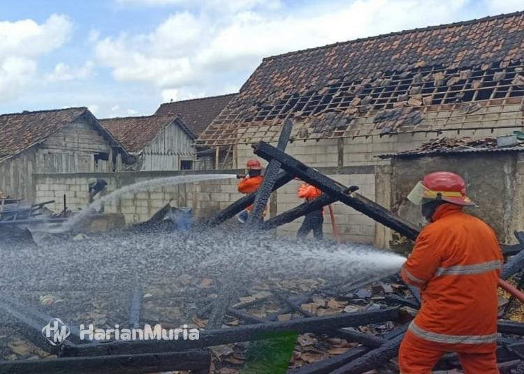 Penanganan kebakaran oleh tim Pos Pemadam Kebakaran Cepu di Desa Kalen, Kecamatan Kedungtuban, Blora pada awal Februari 2025. (Dok. Satpol PP dan Damkar Blora/Harianmuria.com)
