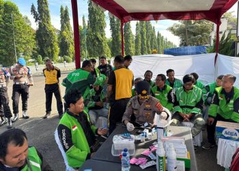 Ratusan pengemudi ojek antre mengikuti pemeriksaan kesehatan gratis yang diselenggarakan Polres Pekalongan, Jumat, 13 Juni 2025. (Fahri Akbar/Harianmuria.com)