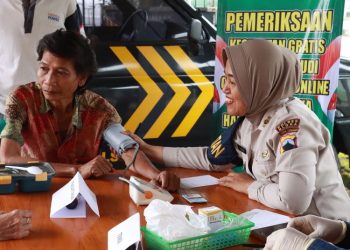 Pengemudi ojol di wilayah Kecamatan Cepu mengikuti pemeriksaan kesehatan gratis dari Polres Blora. (Dok. Polres Blora/Harianmuria.com)