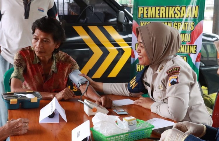 Pengemudi ojol di wilayah Kecamatan Cepu mengikuti pemeriksaan kesehatan gratis dari Polres Blora. (Dok. Polres Blora/Harianmuria.com)