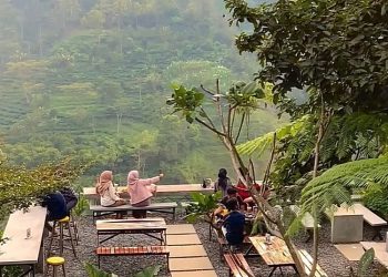 Pengunjung bersantai di tempat wisata Seribu Batu Semliro, Desa Rahtawu, Kecamatan Gebog, Kabupaten Kudus. (Nisa HS/Harianmuria.com)