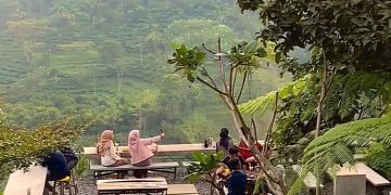 Pengunjung bersantai di tempat wisata Seribu Batu Semliro, Desa Rahtawu, Kecamatan Gebog, Kabupaten Kudus. (Nisa HS/Harianmuria.com)