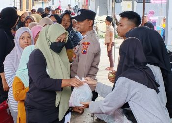 Warga antre untuk menukarkan kupon dengan daging kurban di kompleks Masjid Moetiah, Kelurahan Tempelan, Kecamatan/Kabupaten Blora, Jumat, 6 Juni 2025. (Eko Wicaksono/Harianmuria.com)