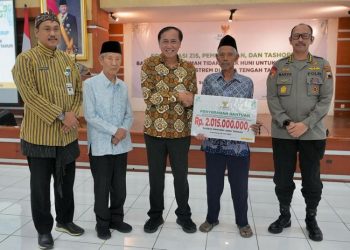 Penyerahan bantuan uang tunai untuk renovasi rumah tidak layak huni (RTLH) kepada penerima manfaat di Kantor BAZNAS Jawa Tengah, Kamis, 26 Juni 2025. (Dok. Pemprov Jateng/Harianmuria.com)
