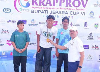Penyerahan medali emas untuk juara renang nomor 100 meter gaya punggung putra KU-II di Krapprov Jateng Bupati Jepara Cup VI 2025, Sabtu, 28 Juni 2025. (Tomi Budianto/Harianmuria.com)