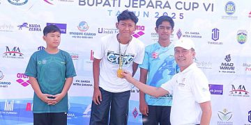 Penyerahan medali emas untuk juara renang nomor 100 meter gaya punggung putra KU-II di Krapprov Jateng Bupati Jepara Cup VI 2025, Sabtu, 28 Juni 2025. (Tomi Budianto/Harianmuria.com)