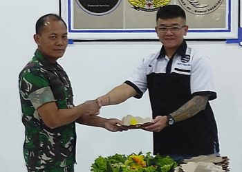 Pimpinan YPK Mitra Sedjati, Handy Dwi Putra menyerahkan potongan tumpeng kepada Kepala RST dr Asmir Salatiga Mayor Ckm dr Ibrahim Nasrul saat re-launching rumah duka RST dr Asmir, Minggu, 22 Juni 2025. (Dok. Setda Salatiga/Harianmuria.com)