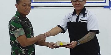 Pimpinan YPK Mitra Sedjati, Handy Dwi Putra menyerahkan potongan tumpeng kepada Kepala RST dr Asmir Salatiga Mayor Ckm dr Ibrahim Nasrul saat re-launching rumah duka RST dr Asmir, Minggu, 22 Juni 2025. (Dok. Setda Salatiga/Harianmuria.com)