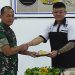 Pimpinan YPK Mitra Sedjati, Handy Dwi Putra menyerahkan potongan tumpeng kepada Kepala RST dr Asmir Salatiga Mayor Ckm dr Ibrahim Nasrul saat re-launching rumah duka RST dr Asmir, Minggu, 22 Juni 2025. (Dok. Setda Salatiga/Harianmuria.com)