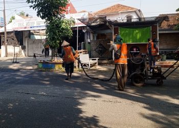 Proses perbaikan ruas Jalan AKBP Agil Kusumadya, Pati pada Kamis, 5 Juni 2025. (Setyo Nugroho/Harianmuria.com)