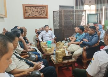 Dinas Perindustrian dan Perdagangan (Disperindag) Kabupaten Jepara menggelar pertemuan dengan pengelola parkir, pengelola Pasar Mayong, dan pedagang kaki lima (PKL) di Kantor Disperindag, Rabu, 11 Juni 2025. (Tomi Budianto/Harianmuria.com)
