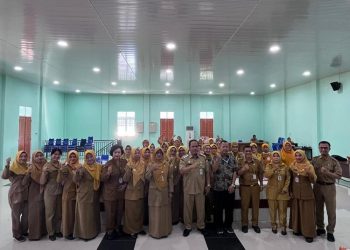 Para peserta kegiatan Evaluasi Mandiri Pelayanan Ramah Anak di Fasilitas Kesehatan Tahun 2025 foto bersama di Aula Dinas Sosial, Pemberdayaan Perempuan, dan Perlindungan Anak (Dinsos P2PA) Demak pada Senin, 23 Juni 2025.