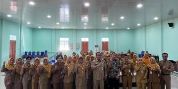 Para peserta kegiatan Evaluasi Mandiri Pelayanan Ramah Anak di Fasilitas Kesehatan Tahun 2025 foto bersama di Aula Dinas Sosial, Pemberdayaan Perempuan, dan Perlindungan Anak (Dinsos P2PA) Demak pada Senin, 23 Juni 2025.
