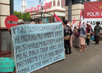 Puluhan petani Pundenrejo melakukan orasi dalam aksi demo di depan Mapolresta Pati pada Senin, 2 Juni 2025.(Setyo Nugroho/Harianmuria.com)