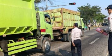Petugas Dishub Kota Pekalongan melakukan penyekatan kendaraan berat di jalur pantura sekitar Exit Tol Setono sebagai bagian dari penegakan aturan larangan truk siang hari, Selasa, 24 Juni 2025. (Fahri Akbar/Harianmuria.com)