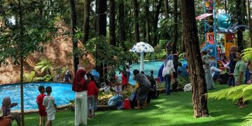 Wahana Water Park di area Pijar Park, Desa Kajar, Kecamatan Dawe, Kudus, menghadirkan sensai berenang di bawah rindangnya pohon pinus. (Nisa HS/Harianmuria.com)