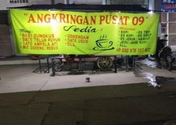 Lapak pedagang kaki lima yang berjualan di area lahan parkir di depan Pasar Mayong, Jepara. (Tomi Budianto/Harianmuria.com)