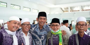 Plh Bupati Demak Muhammad Badruddin menyambut kepulangan jemaah haji di Gedung IPHI Demak, Selasa, 24 Juni 2025. (Burhan Aslam/Harianmuria.com)