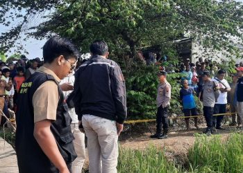Pihak kepolisian melakukan olah Tempat Kejadian Perkara (TKP) penemuan jenazah perempuan tanpa identitas di area persawahan Desa Wonoketingal, Kecamatan Karanganyar, Kabupaten Demak, Selasa, 24 Juni 2025. (Burhan Aslam/Harianmuria.com)