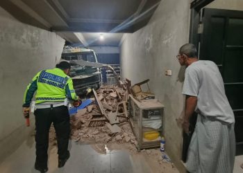 Pihak kepolisian melakukan olah TKP di lokasi kecelakaan tunggal truk kontainer yang menabrak rumah di Desa Kriyan, Kecamatan Kalinyamatan, Jepara, Senin, 30 Juni 2025. (Dok. Polres Jepara/Harianmuria.com)