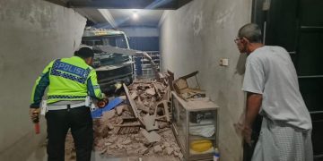 Pihak kepolisian melakukan olah TKP di lokasi kecelakaan tunggal truk kontainer yang menabrak rumah di Desa Kriyan, Kecamatan Kalinyamatan, Jepara, Senin, 30 Juni 2025. (Dok. Polres Jepara/Harianmuria.com)