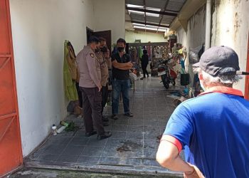 Petugas Polsek Argomulyo, Polres Salatiga melakukan olah tempat kejadian perkara (TKP) di lokasi penemuan mayat lansia di Argomas Timur, Kelurahan Ledok, Jumat, 6 Juni 2025. (Dok. Polres Salatiga/Harianmuria.com)