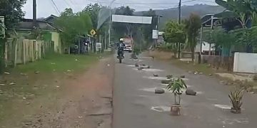 Portal dan pengamanan di Jalan Kalijoyo–Tambakroto untuk melindungi bagian yang baru saja diperbaiki oleh relawan Kandangserang, Minggu, 15 Juni 2025. (Dok. Warga/Harianmuria.com)