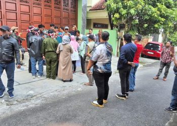 Puluhan nasabah Koperasi Bahana Lintas Nusantara (BLN) mendatangi rumah pimpinan koperasi, Nicholas Nyoto Prasetyo, di Jalan Merdeka Selatan No 54, Kecamatan Sidorejo, Kota Salatiga, Rabu, 25 Juni 2025.. (Dok. Warga/Harianmuria.com)