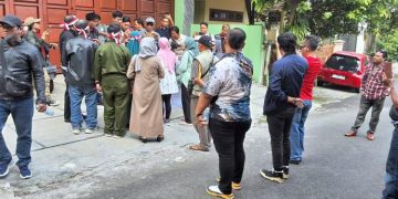 Puluhan nasabah Koperasi Bahana Lintas Nusantara (BLN) mendatangi rumah pimpinan koperasi, Nicholas Nyoto Prasetyo, di Jalan Merdeka Selatan No 54, Kecamatan Sidorejo, Kota Salatiga, Rabu, 25 Juni 2025.. (Dok. Warga/Harianmuria.com)