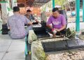 Relawan bergotong-royong melakukan pengecatan nisan di kompleks Makam Sunan Pojok di Blora, Minggu, 29 Juni 2025. (Eko Wicaksono/Harianmuria.com)