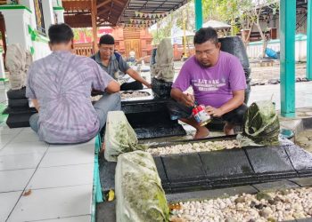 Relawan bergotong-royong melakukan pengecatan nisan di kompleks Makam Sunan Pojok di Blora, Minggu, 29 Juni 2025. (Eko Wicaksono/Harianmuria.com)