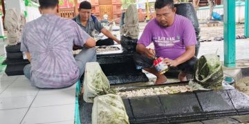 Relawan bergotong-royong melakukan pengecatan nisan di kompleks Makam Sunan Pojok di Blora, Minggu, 29 Juni 2025. (Eko Wicaksono/Harianmuria.com)