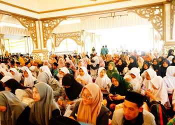 Ribuan santri TPQ dari berbagai wilayah Kabupaten Pekalongan mengikuti peringatan Tahun Baru Islam 1447 H yang digelar di Pendapa Rumah Dinas Bupati, Jumat, 27 Juni 2025. (Fahri Akbar/Harianmuria.com)