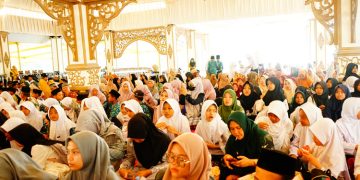 Ribuan santri TPQ dari berbagai wilayah Kabupaten Pekalongan mengikuti peringatan Tahun Baru Islam 1447 H yang digelar di Pendapa Rumah Dinas Bupati, Jumat, 27 Juni 2025. (Fahri Akbar/Harianmuria.com)