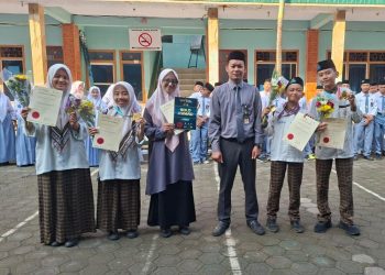 Empat santri SMP RUQ Al Falah Salatiga menunjukkan piagam penghargaan dan medali emas dari ajang internasional WYIE 2025, Selasa, 3 Juni 2026. (Dok. SMP RUQ Al Falah Salatiga/Harianmuria.com)
