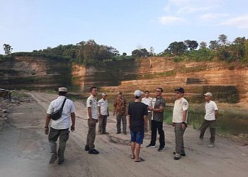 Satpol PP Kudus yang menyisir lokasi tambang ilegal di sekitar Bendung Logung, Selasa petang, 24 Juni 2025. (Fahtur Rohman/Harianmuria.com)