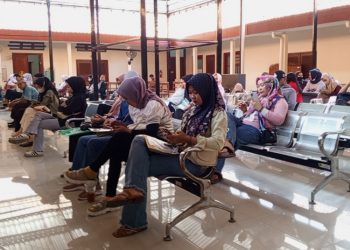 Sejumlah perempuan menunggu proses persidangan di Pengadilan Agama Kelas 1A Pati pada Kamis, 26 Juni 2025. (Setyo Nugroho/Harianmuria.com)