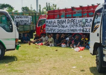 Para sopir melakukan aksi demo memprotes aturan ODOL di Lapangan Kridosono, Blora, Senin, 23 Juni 2025. (Eko Wicaksono/Harianmuria.com)