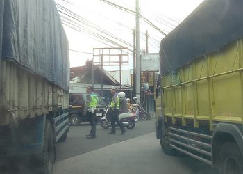 Arus lalu lintas di Jalan Soekarno Hatta, Salatiga macet akibat simpang empat Tingkir diblokade puluhan sopir truk, Kamis, 19 Juni 2025. (Angga Rosa/Harianmuria.com)