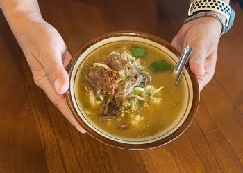 Semangkuk Soto Kerbau khas Kudus dari Warung Bu Djatmi, ikon kuliner legendaris sejak 1982. (Nisa HS/Harianmuria.com)