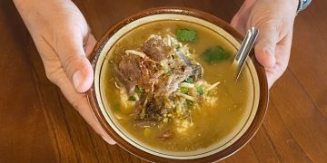 Semangkuk Soto Kerbau khas Kudus dari Warung Bu Djatmi, ikon kuliner legendaris sejak 1982. (Nisa HS/Harianmuria.com)