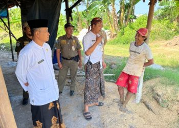 Tim Trantibum Kecamatan Kaliwungu Kabupaten Kudus melakukan monitoring lapangan bersama Kepala Desa dan Sekretaris Desa Prambatan Kidul di lokasi produksi batu bata pada Kamis, 26 Juni 2025. (Fahtur Rohman/Harianmuria.com)