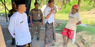 Tim Trantibum Kecamatan Kaliwungu Kabupaten Kudus melakukan monitoring lapangan bersama Kepala Desa dan Sekretaris Desa Prambatan Kidul di lokasi produksi batu bata pada Kamis, 26 Juni 2025. (Fahtur Rohman/Harianmuria.com)