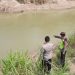 Petugas kepolisian melakukan olah tempat kejadian perkara (TKP) tenggelamnya remaja asal Demak di Sungai Tuntang yang masuk wilayah Desa Ngroto, Kecamatan Gubug, Kabupaten Grobogan. (Dok. Polres Grobogan/Harianmuria.com)